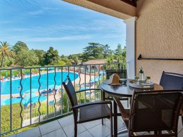 Camping Pas Cher vous présente avec son site Officiel campingpascher.fr, la Résidence Pierre & Vacances Les Parcs De Grimaud classé 3 étoiles, située sur la commune de Grimaud dans le département Var (Provence Alpes Côte D'azur) en France. La résidence Pierre & Vacances Les Parcs De Grimaud, vous présente un hébergement de type studio de 20 m² pour 1 personne et télévision. La résidence Pierre & Vacances Les Parcs De Grimaud vous propose du vendredi 19 décembre au vendredi 26 décembre 2025 pour 7 nuits à 371€. Cette location propose 234 dates différentes pour réserver votre séjour. Découvrez également les 4 autres gammes d'hébergements de la résidence. Les Avis clients pour la Résidence Pierre & Vacances Les Parcs De Grimaud sont excellents avec une note moyenne de 8 sur 10. Piscine extérieure, Centre équestre, Golf, Location de bateaux, Plongée, Voile, Plats à emporter,... En savoir plus : cliquez-ICI.