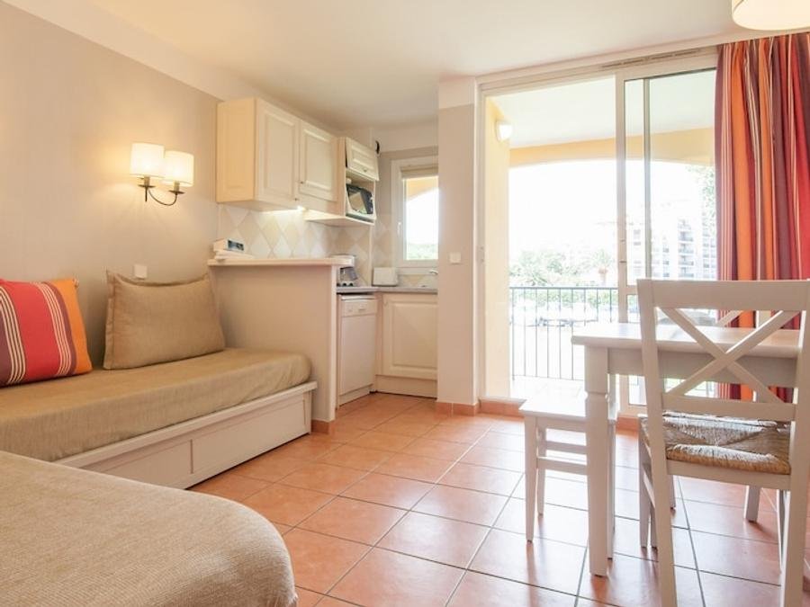 Camping Pas Cher vous présente avec son site Officiel campingpascher.fr, le Village vacances Pierre & Vacances Premium Les Rives De Cannes - Mandelieu classé 3 étoiles, situé sur la commune de Mandelieu La Napoule dans le département Alpes-maritimes (Provence Alpes Côte D'azur) en France. Le village vacances Pierre & Vacances Premium Les Rives De Cannes - Mandelieu, vous présente un hébergement de type appartement avec climatisation et télévision. Le village vacances Pierre & Vacances Premium Les Rives De Cannes - Mandelieu vous propose du dimanche 10 janvier au dimanche 17 janvier 2027 pour 7 nuits à 679€. Cette location propose 191 dates différentes pour réserver votre séjour. Découvrez également les 13 autres gammes d'hébergements du village vacances. Piscine chauffée, Piscine extérieure, Aire de jeux enfants, Canoë-kayak, Golf, Ping-pong, Pétanque, Ski nautique, Terrain de basketball, Terrain de football, Terrain de volley-ball, Terrain multisports, Bar, Plats à emporter,... En savoir plus : cliquez-ICI.