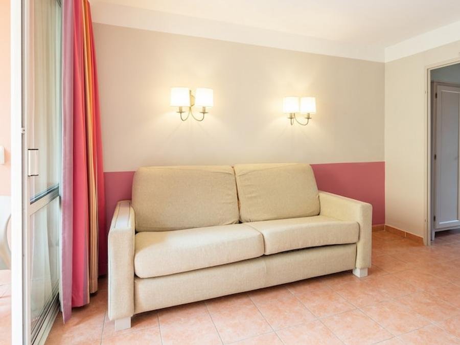 Camping Pas Cher vous présente avec son site Officiel campingpascher.fr, le Village vacances Pierre & Vacances Premium Les Rives De Cannes - Mandelieu classé 3 étoiles, situé sur la commune de Mandelieu La Napoule dans le département Alpes-maritimes (Provence Alpes Côte D'azur) en France. Le village vacances Pierre & Vacances Premium Les Rives De Cannes - Mandelieu, vous présente un hébergement de type studio avec climatisation et télévision. Le village vacances Pierre & Vacances Premium Les Rives De Cannes - Mandelieu vous propose du dimanche 28 juin au dimanche 05 juillet 2026 pour 7 nuits à 1009€. Cette location propose 2 dates différentes pour réserver votre séjour. Découvrez également les 13 autres gammes d'hébergements du village vacances. Piscine chauffée, Piscine extérieure, Aire de jeux enfants, Canoë-kayak, Golf, Ping-pong, Pétanque, Ski nautique, Terrain de basketball, Terrain de football, Terrain de volley-ball, Terrain multisports, Bar, Plats à emporter,... En savoir plus : cliquez-ICI.
