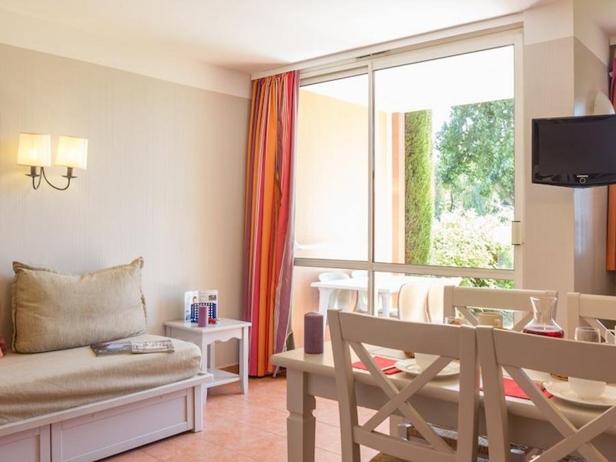 Camping Pas Cher vous présente avec son site Officiel campingpascher.fr, le Village vacances Pierre & Vacances Premium Les Rives De Cannes - Mandelieu classé 3 étoiles, situé sur la commune de Mandelieu La Napoule dans le département Alpes-maritimes (Provence Alpes Côte D'azur) en France. Le village vacances Pierre & Vacances Premium Les Rives De Cannes - Mandelieu vous propose un hébergement de type appartement de 36 m² pour 2 personnes avec climatisation (télévision). L'établissement vous propose 13 autres types d'hébergements. Découvrez tous nos séjours à petits prix dans la commune et aux alentours de Mandelieu La Napoule du département : Alpes-maritimes (Provence Alpes Côte D'azur). Piscine chauffée, Piscine extérieure, Aire de jeux enfants, Canoë-kayak, Golf, Ping-pong, Pétanque, Ski nautique, Terrain de basketball, Terrain de football, Terrain de volley-ball, Terrain multisports, Bar, Plats à emporter,... En savoir plus : cliquez-ICI.