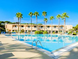 Camping Pas Cher vous présente avec son site Officiel campingpascher.fr, le Village vacances Pierre & Vacances Premium Les Rives De Cannes - Mandelieu classé 3 étoiles, situé sur la commune de Mandelieu La Napoule dans le département Alpes-maritimes (Provence Alpes Côte D'azur) en France. Le village vacances Pierre & Vacances Premium Les Rives De Cannes - Mandelieu, vous présente un hébergement de type studio de 19 m² avec climatisation et télévision. Le village vacances Pierre & Vacances Premium Les Rives De Cannes - Mandelieu vous propose du dimanche 10 janvier au dimanche 17 janvier 2027 pour 7 nuits à 372€. Cette location propose 191 dates différentes pour réserver votre séjour. Découvrez également les 14 autres gammes d'hébergements du village vacances. Piscine chauffée, Piscine extérieure, Aire de jeux enfants, Canoë-kayak, Golf, Ping-pong, Pétanque, Ski nautique, Terrain de basketball, Terrain de football, Terrain de volley-ball, Terrain multisports, Bar, Plats à emporter,... En savoir plus : cliquez-ICI.
