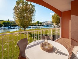 Camping Pas Cher vous présente avec son site Officiel campingpascher.fr, le Village vacances Pierre & Vacances Premium Les Rives De Cannes - Mandelieu classé 3 étoiles, situé sur la commune de Mandelieu La Napoule dans le département Alpes-maritimes (Provence Alpes Côte D'azur) en France. Le village vacances Pierre & Vacances Premium Les Rives De Cannes - Mandelieu, vous présente un hébergement de type studio de 25 m² pour 2 personnes avec climatisation et télévision. Le village vacances Pierre & Vacances Premium Les Rives De Cannes - Mandelieu vous propose du vendredi 27 mars au vendredi 03 avril 2026 pour 7 nuits à 382€. Cette location propose 98 dates différentes pour réserver votre séjour. Découvrez également les 14 autres gammes d'hébergements du village vacances. Piscine chauffée, Piscine extérieure, Aire de jeux enfants, Canoë-kayak, Golf, Ping-pong, Pétanque, Ski nautique, Terrain de basketball, Terrain de football, Terrain de volley-ball, Terrain multisports, Bar, Plats à emporter,... En savoir plus : cliquez-ICI.