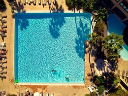 Camping Pas Cher vous présente avec son site Officiel campingpascher.fr, le Village vacances Pierre & Vacances Premium Les Rives De Cannes - Mandelieu classé 3 étoiles, situé sur la commune de Mandelieu La Napoule dans le département Alpes-maritimes (Provence Alpes Côte D'azur) en France. Le village vacances Pierre & Vacances Premium Les Rives De Cannes - Mandelieu, vous présente un hébergement de type appartement avec climatisation et télévision. Le village vacances Pierre & Vacances Premium Les Rives De Cannes - Mandelieu vous propose du mardi 06 janvier au mardi 13 janvier 2026 pour 7 nuits à 438€. Cette location propose 259 dates différentes pour réserver votre séjour. Découvrez également les 14 autres gammes d'hébergements du village vacances. Piscine chauffée, Piscine extérieure, Aire de jeux enfants, Canoë-kayak, Golf, Ping-pong, Pétanque, Ski nautique, Terrain de basketball, Terrain de football, Terrain de volley-ball, Terrain multisports, Bar, Plats à emporter,... En savoir plus : cliquez-ICI.