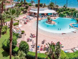 Camping Pas Cher vous présente avec son site Officiel campingpascher.fr, la Résidence Pierre & Vacances Cannes Verrerie classé 3 étoiles, située sur la commune de Cannes dans le département Alpes-maritimes (Provence Alpes Côte D'azur) en France. La résidence Pierre & Vacances Cannes Verrerie, vous présente un hébergement de type studio pour 2 personnes avec climatisation et télévision. La résidence Pierre & Vacances Cannes Verrerie vous propose du dimanche 01 novembre au dimanche 08 novembre 2026 pour 7 nuits à 427€. Cette location propose 180 dates différentes pour réserver votre séjour. Découvrez également les 11 autres gammes d'hébergements de la résidence. Piscine extérieure, Golf, Restaurant,... En savoir plus : cliquez-ICI.