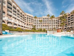 Camping Pas Cher vous présente avec son site Officiel campingpascher.fr, la Résidence Pierre & Vacances Cannes Verrerie classé 3 étoiles, située sur la commune de Cannes dans le département Alpes-maritimes (Provence Alpes Côte D'azur) en France. La résidence Pierre & Vacances Cannes Verrerie, vous présente un hébergement de type studio pour 2 personnes avec climatisation et télévision. La résidence Pierre & Vacances Cannes Verrerie vous propose du lundi 23 mars au lundi 30 mars 2026 pour 7 nuits à 411€. Cette location propose 147 dates différentes pour réserver votre séjour. Découvrez également les 11 autres gammes d'hébergements de la résidence. Piscine extérieure, Golf, Restaurant,... En savoir plus : cliquez-ICI.