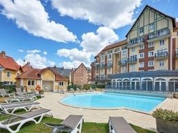 Camping Pas Cher vous présente avec son site Officiel campingpascher.fr, la Résidence Pierre & Vacances Port Guillaume, située sur la commune de Dives Sur Mer dans le département Calvados (Basse Normandie) en France. La résidence Pierre & Vacances Port Guillaume, vous présente un hébergement de type studio de 20 m² et télévision. La résidence Pierre & Vacances Port Guillaume vous propose du sam. 09 janvier au sam. 16 janvier 2027 pour 7 nuits à 364€. Cette location propose 286 dates différentes pour réserver votre séjour. Découvrez également les 7 autres gammes d'hébergements de la résidence. Les Avis clients pour la Résidence Pierre & Vacances Port Guillaume sont de 5 sur 10. Piscine couverte, Piscine extérieure, Golf,... En savoir plus : cliquez-ICI.
