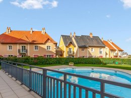 Camping Pas Cher vous présente avec son site Officiel campingpascher.fr, la Résidence Pierre & Vacances Port Guillaume, située sur la commune de Dives Sur Mer dans le département Calvados (Basse Normandie) en France. La résidence Pierre & Vacances Port Guillaume, vous présente un hébergement de type studio de 20 m² et télévision. La résidence Pierre & Vacances Port Guillaume vous propose du mercredi 21 janvier au mercredi 28 janvier 2026 pour 7 nuits à 350€. Cette location propose 309 dates différentes pour réserver votre séjour. Découvrez également les 7 autres gammes d'hébergements de la résidence. Les Avis clients pour la Résidence Pierre & Vacances Port Guillaume sont de 5 sur 10. Piscine couverte, Piscine extérieure, Golf,... En savoir plus : cliquez-ICI.