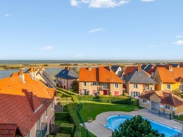 Camping Pas Cher vous présente avec son site Officiel campingpascher.fr, la Résidence Pierre & Vacances Port Guillaume, située sur la commune de Dives Sur Mer dans le département Calvados (Basse Normandie) en France. La résidence Pierre & Vacances Port Guillaume, vous présente un hébergement de type maison de 38 m² pour 2 personnes et télévision. La résidence Pierre & Vacances Port Guillaume vous propose du sam. 03 janvier au sam. 10 janvier 2026 pour 7 nuits à 553€. Cette location propose 278 dates différentes pour réserver votre séjour. Découvrez également les 7 autres gammes d'hébergements de la résidence. Les Avis clients pour la Résidence Pierre & Vacances Port Guillaume sont de 5 sur 10. Piscine couverte, Piscine extérieure, Golf,... En savoir plus : cliquez-ICI.