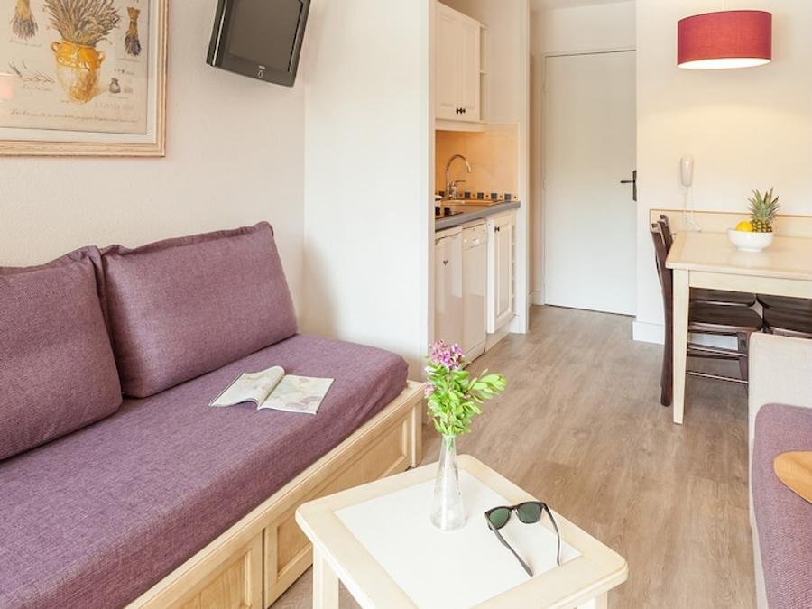 Camping Pas Cher vous présente avec son site Officiel campingpascher.fr, la Résidence Pierre & Vacances La Pinède classé 3 étoiles, située sur la commune de Hyères dans le département Var (Provence Alpes Côte D'azur) en France. La résidence Pierre & Vacances La Pinède, vous présente un hébergement de type studio de 28 m² pour 2 personnes et télévision. La résidence Pierre & Vacances La Pinède vous propose du sam. 02 janvier au sam. 09 janvier 2027 pour 7 nuits à 427€. Cette location propose 155 dates différentes pour réserver votre séjour. Découvrez également les 6 autres gammes d'hébergements de la résidence. Piscine extérieure, Aire de jeux enfants, Centre équestre, Court de tennis, Golf, Plongée, Terrain de beach-volley, Voile,... En savoir plus : cliquez-ICI.