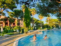 Camping Pas Cher vous présente avec son site Officiel campingpascher.fr, la Résidence Pierre & Vacances La Pinède classé 3 étoiles, située sur la commune de Hyères dans le département Var (Provence Alpes Côte D'azur) en France. La résidence Pierre & Vacances La Pinède, vous présente un hébergement de type studio de 28 m² pour 2 personnes et télévision. La résidence Pierre & Vacances La Pinède vous propose du sam. 02 janvier au sam. 09 janvier 2027 pour 7 nuits à 427€. Cette location propose 155 dates différentes pour réserver votre séjour. Découvrez également les 6 autres gammes d'hébergements de la résidence. Piscine extérieure, Aire de jeux enfants, Centre équestre, Court de tennis, Golf, Plongée, Terrain de beach-volley, Voile,... En savoir plus : cliquez-ICI.