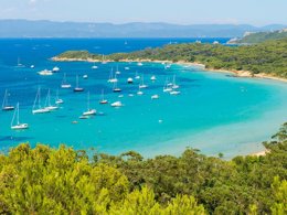 Camping Pas Cher vous présente avec son site Officiel campingpascher.fr, la Résidence Pierre & Vacances La Pinède classé 3 étoiles, située sur la commune de Hyères dans le département Var (Provence Alpes Côte D'azur) en France. La résidence Pierre & Vacances La Pinède, vous présente un hébergement de type appartement de 34 m² et télévision. La résidence Pierre & Vacances La Pinède vous propose du dimanche 11 janvier au dimanche 18 janvier 2026 pour 7 nuits à 490€. Cette location propose 186 dates différentes pour réserver votre séjour. Découvrez également les 6 autres gammes d'hébergements de la résidence. Piscine extérieure, Aire de jeux enfants, Centre équestre, Court de tennis, Golf, Plongée, Terrain de beach-volley, Voile,... En savoir plus : cliquez-ICI.