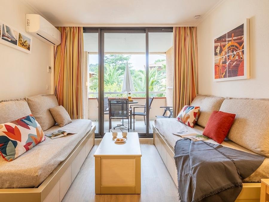 Camping Pas Cher vous présente avec son site Officiel campingpascher.fr, le Village vacances Pierre & Vacances L'Anse De Pramousquier classé 3 étoiles, situé sur la commune de Le Lavandou dans le département Var (Provence Alpes Côte D'azur) en France. Le village vacances Pierre & Vacances L'Anse De Pramousquier, vous présente un hébergement de type studio de 23 m² pour 1 personne avec climatisation et télévision. Le village vacances Pierre & Vacances L'Anse De Pramousquier vous propose du vendredi 05 mars au vendredi 12 mars 2027 pour 7 nuits à 385€. Cette location propose 127 dates différentes pour réserver votre séjour. Découvrez également les 7 autres gammes d'hébergements du village vacances. Mer, Bassin enfant, Ping-pong, Pétanque, Terrain de volley-ball,... En savoir plus : cliquez-ICI.