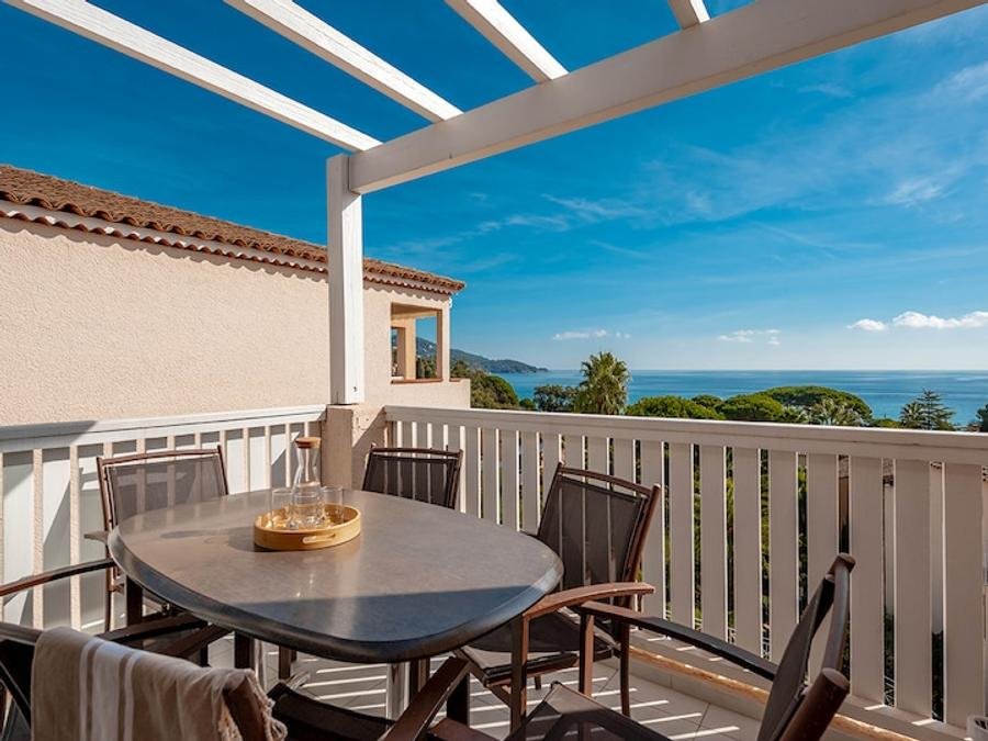 Camping Pas Cher vous présente avec son site Officiel campingpascher.fr, le Village vacances Pierre & Vacances L'Anse De Pramousquier classé 3 étoiles, situé sur la commune de Le Lavandou dans le département Var (Provence Alpes Côte D'azur) en France. Le village vacances Pierre & Vacances L'Anse De Pramousquier, vous présente un hébergement de type appartement de 35 m² pour 1 personne et télévision. Le village vacances Pierre & Vacances L'Anse De Pramousquier vous propose du vendredi 05 mars au vendredi 12 mars 2027 pour 7 nuits à 560€. Cette location propose 100 dates différentes pour réserver votre séjour. Découvrez également les 7 autres gammes d'hébergements du village vacances. Mer, Bassin enfant, Ping-pong, Pétanque, Terrain de volley-ball,... En savoir plus : cliquez-ICI.