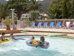 Camping Pas Cher vous présente avec son site Officiel campingpascher.fr, le Village vacances Pierre & Vacances L'Anse De Pramousquier classé 3 étoiles, situé sur la commune de Le Lavandou dans le département Var (Provence Alpes Côte D'azur) en France. Le village vacances Pierre & Vacances L'Anse De Pramousquier, vous présente un hébergement de type studio de 23 m² pour 1 personne et télévision. Le village vacances Pierre & Vacances L'Anse De Pramousquier vous propose du vendredi 05 mars au vendredi 12 mars 2027 pour 7 nuits à 378€. Cette location propose 137 dates différentes pour réserver votre séjour. Découvrez également les 7 autres gammes d'hébergements du village vacances. Mer, Bassin enfant, Ping-pong, Pétanque, Terrain de volley-ball,... En savoir plus : cliquez-ICI.