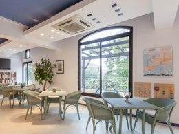 Camping Pas Cher vous présente avec son site Officiel campingpascher.fr, le Village vacances Pierre & Vacances L'Anse De Pramousquier classé 3 étoiles, situé sur la commune de Le Lavandou dans le département Var (Provence Alpes Côte D'azur) en France. Le village vacances Pierre & Vacances L'Anse De Pramousquier, vous présente un hébergement de type studio de 23 m² pour 1 personne et télévision. Le village vacances Pierre & Vacances L'Anse De Pramousquier vous propose du vendredi 06 mars au vendredi 13 mars 2026 pour 7 nuits à 383€. Cette location propose 147 dates différentes pour réserver votre séjour. Découvrez également les 7 autres gammes d'hébergements du village vacances. Mer, Bassin enfant, Ping-pong, Pétanque, Terrain de volley-ball,... En savoir plus : cliquez-ICI.