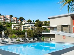 Camping Pas Cher vous présente avec son site Officiel campingpascher.fr, la Résidence Pierre & Vacances Premium Julia Augusta classé 4 étoiles, située sur la commune de Roquebrune Cap Martin dans le département Alpes-maritimes (Provence Alpes Côte D'azur) en France. La résidence Pierre & Vacances Premium Julia Augusta, vous présente un hébergement de type appartement de 37 m² avec climatisation et télévision. La résidence Pierre & Vacances Premium Julia Augusta vous propose du mardi 06 janvier au mardi 13 janvier 2026 pour 7 nuits à 560€. Cette location propose 224 dates différentes pour réserver votre séjour. Découvrez également les 4 autres gammes d'hébergements de la résidence. Mer, Piscine chauffée, Piscine extérieure,... En savoir plus : cliquez-ICI.