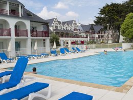 Camping Pas Cher vous présente avec son site Officiel campingpascher.fr, la Résidence Pierre & Vacances Premium Le Domaine De Cramphore classé 4 étoiles, située sur la commune de Le Pouliguen dans le département Loire-atlantique (Pays De La Loire) en France. La résidence Pierre & Vacances Premium Le Domaine De Cramphore, vous présente un hébergement de type appartement de 30 m². La résidence Pierre & Vacances Premium Le Domaine De Cramphore vous propose du sam. 27 février au sam. 06 mars 2027 pour 7 nuits à 518€. Cette location propose 146 dates différentes pour réserver votre séjour. Découvrez également les 5 autres gammes d'hébergements de la résidence. Piscine chauffée, Piscine extérieure, Centre équestre, Court de tennis, Golf, Surf,... En savoir plus : cliquez-ICI.