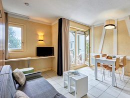 Camping Pas Cher vous présente avec son site Officiel campingpascher.fr, la Résidence Pierre & Vacances Les Embruns classé 3 étoiles, située sur la commune de Deauville dans le département Calvados (Basse Normandie) en France. La résidence Pierre & Vacances Les Embruns, vous présente un hébergement de type studio de 25 m² pour 2 personnes et télévision. La résidence Pierre & Vacances Les Embruns vous propose du sam. 10 janvier au sam. 17 janvier 2026 pour 7 nuits à 465€. Cette location propose 321 dates différentes pour réserver votre séjour. Découvrez également les 2 autres gammes d'hébergements de la résidence. Les Avis clients pour la Résidence Pierre & Vacances Les Embruns sont de 5 sur 10. Aire de jeux enfants, Centre équestre, Ping-pong,... En savoir plus : cliquez-ICI.