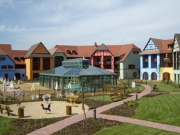 Camping Pas Cher vous présente avec son site Officiel campingpascher.fr, la Résidence Pierre & Vacances Le Clos D'Eguisheim classé 3 étoiles, située sur la commune de Eguisheim dans le département Haut-rhin (Alsace) en France. La résidence Pierre & Vacances Le Clos D'Eguisheim, vous présente un hébergement de type studio de 30 m² et télévision. La résidence Pierre & Vacances Le Clos D'Eguisheim vous propose du mardi 09 mars au mardi 16 mars 2027 pour 7 nuits à 382€. Cette location propose 225 dates différentes pour réserver votre séjour. Découvrez également les 7 autres gammes d'hébergements de la résidence. Les Avis clients pour la Résidence Pierre & Vacances Le Clos D'Eguisheim sont de 6 sur 10. Bassin enfant, Piscine couverte, Centre équestre, Boulangerie,... En savoir plus : cliquez-ICI.