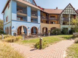 Camping Pas Cher vous présente avec son site Officiel campingpascher.fr, la Résidence Pierre & Vacances Le Clos D'Eguisheim classé 3 étoiles, située sur la commune de Eguisheim dans le département Haut-rhin (Alsace) en France. La résidence Pierre & Vacances Le Clos D'Eguisheim, vous présente un hébergement de type appartement de 46 m² pour 1 personne et télévision. La résidence Pierre & Vacances Le Clos D'Eguisheim vous propose du vendredi 13 mars au vendredi 20 mars 2026 pour 7 nuits à 586€. Cette location propose 189 dates différentes pour réserver votre séjour. Découvrez également les 7 autres gammes d'hébergements de la résidence. Les Avis clients pour la Résidence Pierre & Vacances Le Clos D'Eguisheim sont de 6 sur 10. Bassin enfant, Piscine couverte, Centre équestre, Boulangerie,... En savoir plus : cliquez-ICI.