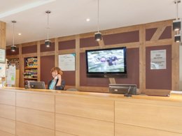 Camping Pas Cher vous présente avec son site Officiel campingpascher.fr, la Résidence Pierre & Vacances Le Clos D'Eguisheim classé 3 étoiles, située sur la commune de Eguisheim dans le département Haut-rhin (Alsace) en France. La résidence Pierre & Vacances Le Clos D'Eguisheim, vous présente un hébergement de type studio de 30 m² et télévision. La résidence Pierre & Vacances Le Clos D'Eguisheim vous propose du dimanche 15 mars au dimanche 22 mars 2026 pour 7 nuits à 397€. Cette location propose 216 dates différentes pour réserver votre séjour. Découvrez également les 7 autres gammes d'hébergements de la résidence. Les Avis clients pour la Résidence Pierre & Vacances Le Clos D'Eguisheim sont de 6 sur 10. Bassin enfant, Piscine couverte, Centre équestre, Boulangerie,... En savoir plus : cliquez-ICI.