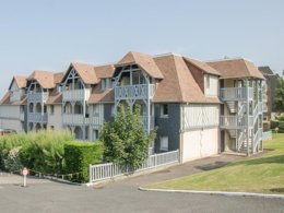 Camping Pas Cher vous présente avec son site Officiel campingpascher.fr, la Résidence Pierre & Vacances Les Tamaris classé 3 étoiles, située sur la commune de Trouville Sur Mer dans le département Calvados (Basse Normandie) en France. La résidence Pierre & Vacances Les Tamaris, vous présente un hébergement de type studio de 25 m² pour 1 personne. La résidence Pierre & Vacances Les Tamaris vous propose du lundi 16 novembre au lundi 23 novembre 2026 pour 7 nuits à 462€. Cette location propose 314 dates différentes pour réserver votre séjour. Découvrez également les 4 autres gammes d'hébergements de la résidence. Piscine, Pétanque,... En savoir plus : cliquez-ICI.