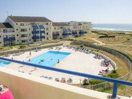 Camping Pas Cher vous présente avec son site Officiel campingpascher.fr, la Résidence Pierre & Vacances Bleu Marine classé 3 étoiles, située sur la commune de Lacanau dans le département Gironde (Aquitaine) en France. La résidence Pierre & Vacances Bleu Marine, vous présente un hébergement de type appartement de 25 m² et télévision. La résidence Pierre & Vacances Bleu Marine vous propose du dimanche 22 mars au dimanche 29 mars 2026 pour 7 nuits à 395€. Cette location propose 215 dates différentes pour réserver votre séjour. Découvrez également les 6 autres gammes d'hébergements de la résidence. Piscine extérieure, Centre équestre, Court de tennis, Surf, Voile,... En savoir plus : cliquez-ICI.