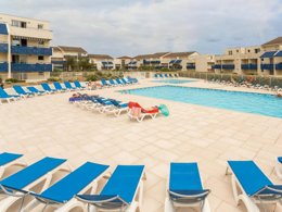 Camping Pas Cher vous présente avec son site Officiel campingpascher.fr, la Résidence Pierre & Vacances Bleu Marine classé 3 étoiles, située sur la commune de Lacanau dans le département Gironde (Aquitaine) en France. La résidence Pierre & Vacances Bleu Marine, vous présente un hébergement de type appartement de 25 m² et télévision. La résidence Pierre & Vacances Bleu Marine vous propose du dimanche 22 mars au dimanche 29 mars 2026 pour 7 nuits à 504€. Cette location propose 163 dates différentes pour réserver votre séjour. Découvrez également les 6 autres gammes d'hébergements de la résidence. Piscine extérieure, Centre équestre, Court de tennis, Surf, Voile,... En savoir plus : cliquez-ICI.