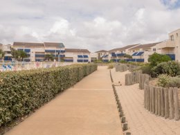 Camping Pas Cher vous présente avec son site Officiel campingpascher.fr, la Résidence Pierre & Vacances Bleu Marine classé 3 étoiles, située sur la commune de Lacanau dans le département Gironde (Aquitaine) en France. La résidence Pierre & Vacances Bleu Marine, vous présente un hébergement de type appartement de 45 m² pour 1 personne et télévision. La résidence Pierre & Vacances Bleu Marine vous propose du vendredi 27 mars au vendredi 03 avril 2026 pour 7 nuits à 652€. Cette location propose 192 dates différentes pour réserver votre séjour. Découvrez également les 6 autres gammes d'hébergements de la résidence. Piscine extérieure, Centre équestre, Court de tennis, Surf, Voile,... En savoir plus : cliquez-ICI.