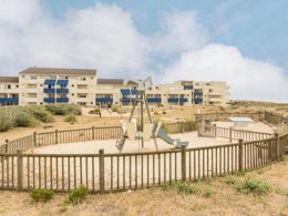 Camping Pas Cher vous présente avec son site Officiel campingpascher.fr, la Résidence Pierre & Vacances Bleu Marine classé 3 étoiles, située sur la commune de Lacanau dans le département Gironde (Aquitaine) en France. La résidence Pierre & Vacances Bleu Marine, vous présente un hébergement de type appartement de 25 m² et télévision. La résidence Pierre & Vacances Bleu Marine vous propose du mercredi 25 mars au mercredi 01 avril 2026 pour 7 nuits à 421€. Cette location propose 214 dates différentes pour réserver votre séjour. Découvrez également les 6 autres gammes d'hébergements de la résidence. Piscine extérieure, Centre équestre, Court de tennis, Surf, Voile,... En savoir plus : cliquez-ICI.