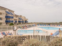 Camping Pas Cher vous présente avec son site Officiel campingpascher.fr, la Résidence Pierre & Vacances Bleu Marine classé 3 étoiles, située sur la commune de Lacanau dans le département Gironde (Aquitaine) en France. La résidence Pierre & Vacances Bleu Marine, vous présente un hébergement de type appartement de 34 m² pour 1 personne et télévision. La résidence Pierre & Vacances Bleu Marine vous propose du vendredi 27 mars au vendredi 03 avril 2026 pour 7 nuits à 516€. Cette location propose 203 dates différentes pour réserver votre séjour. Découvrez également les 6 autres gammes d'hébergements de la résidence. Piscine extérieure, Centre équestre, Court de tennis, Surf, Voile,... En savoir plus : cliquez-ICI.