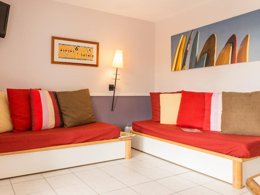 Camping Pas Cher vous présente avec son site Officiel campingpascher.fr, le Village vacances Pierre & Vacances Village Moliets classé 3 étoiles, situé sur la commune de Moliets Et Maa dans le département Landes (Aquitaine) en France. Le village vacances Pierre & Vacances Village Moliets, vous présente un hébergement de type appartement de 38 m² pour 1 personne et télévision. Le village vacances Pierre & Vacances Village Moliets vous propose du vendredi 27 mars au vendredi 03 avril 2026 pour 7 nuits à 468€. Cette location propose 243 dates différentes pour réserver votre séjour. Découvrez également les 6 autres gammes d'hébergements du village vacances. Piscine extérieure, Animations familiales, Club ados, Club enfants, Aire de jeux enfants, Court de tennis, Golf, Ping-pong, Pétanque, Terrain de beach-volley, Terrain de volley-ball, Terrain multisports, Bar,... En savoir plus : cliquez-ICI.