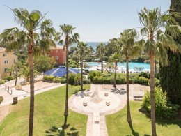 Camping Pas Cher vous présente avec son site Officiel campingpascher.fr, la Résidence Pierre & Vacances Les Rivages Des Issambres classé 3 étoiles, située sur la commune de Les Issambres dans le département Var (Provence Alpes Côte D'azur) en France. La résidence Pierre & Vacances Les Rivages Des Issambres, vous présente un hébergement de type appartement de 48 m² pour 1 personne et télévision. La résidence Pierre & Vacances Les Rivages Des Issambres vous propose du vendredi 19 décembre au vendredi 26 décembre 2025 pour 7 nuits à 503€. Cette location propose 242 dates différentes pour réserver votre séjour. Découvrez également les 5 autres gammes d'hébergements de la résidence. Piscine extérieure, Court de tennis, Location de bateaux, Ping-pong, Plongée, Voile, Bar, Restaurant, Snack/Bar,... En savoir plus : cliquez-ICI.