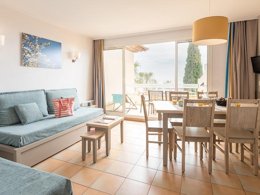 Camping Pas Cher vous présente avec son site Officiel campingpascher.fr, la Résidence Pierre & Vacances Les Rivages Des Issambres classé 3 étoiles, située sur la commune de Les Issambres dans le département Var (Provence Alpes Côte D'azur) en France. La résidence Pierre & Vacances Les Rivages Des Issambres, vous présente un hébergement de type appartement de 48 m² pour 1 personne et télévision. La résidence Pierre & Vacances Les Rivages Des Issambres vous propose du vendredi 19 décembre au vendredi 26 décembre 2025 pour 7 nuits à 503€. Cette location propose 242 dates différentes pour réserver votre séjour. Découvrez également les 5 autres gammes d'hébergements de la résidence. Piscine extérieure, Court de tennis, Location de bateaux, Ping-pong, Plongée, Voile, Bar, Restaurant, Snack/Bar,... En savoir plus : cliquez-ICI.