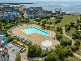 Camping Pas Cher vous présente avec son site Officiel campingpascher.fr, la Résidence Pierre & Vacances Cap Marine classé 3 étoiles, située sur la commune de Guilvinec dans le département Finistère (Bretagne) en France. La résidence Pierre & Vacances Cap Marine, vous présente un hébergement de type appartement de 30 m² et télévision. La résidence Pierre & Vacances Cap Marine vous propose du sam. 10 octobre au sam. 17 octobre 2026 pour 7 nuits à 448€. Cette location propose 60 dates différentes pour réserver votre séjour. Découvrez également les 4 autres gammes d'hébergements de la résidence. Mer, Piscine chauffée, Piscine extérieure, Aire de jeux enfants, Ping-pong, Surf, Voile,... En savoir plus : cliquez-ICI.