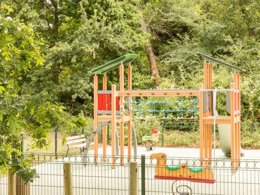 Camping Pas Cher vous présente avec son site Officiel campingpascher.fr, la Résidence Pierre & Vacances Le Domaine Du Bois De La Gree classé 3 étoiles, située sur la commune de Pornichet dans le département Loire-atlantique (Pays De La Loire) en France. La résidence Pierre & Vacances Le Domaine Du Bois De La Gree, vous présente un hébergement de type appartement de 45 m² et télévision. La résidence Pierre & Vacances Le Domaine Du Bois De La Gree vous propose du mardi 03 novembre au mardi 10 novembre 2026 pour 7 nuits à 523€. Cette location propose 273 dates différentes pour réserver votre séjour. Découvrez également les 4 autres gammes d'hébergements de la résidence. Les Avis clients pour la Résidence Pierre & Vacances Le Domaine Du Bois De La Gree sont de 6 sur 10. Piscine couverte, Piscine extérieure, Aire de jeux enfants, Ping-pong, Pétanque, Terrain de basketball,... En savoir plus : cliquez-ICI.