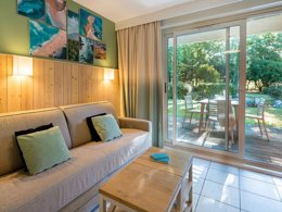 Camping Pas Cher vous présente avec son site Officiel campingpascher.fr, la Résidence Pierre & Vacances Le Domaine Du Bois De La Gree classé 3 étoiles, située sur la commune de Pornichet dans le département Loire-atlantique (Pays De La Loire) en France. La résidence Pierre & Vacances Le Domaine Du Bois De La Gree, vous présente un hébergement de type appartement de 30 m² et télévision. La résidence Pierre & Vacances Le Domaine Du Bois De La Gree vous propose du mardi 03 novembre au mardi 10 novembre 2026 pour 7 nuits à 415€. Cette location propose 288 dates différentes pour réserver votre séjour. Découvrez également les 4 autres gammes d'hébergements de la résidence. Les Avis clients pour la Résidence Pierre & Vacances Le Domaine Du Bois De La Gree sont de 6 sur 10. Piscine couverte, Piscine extérieure, Aire de jeux enfants, Ping-pong, Pétanque, Terrain de basketball,... En savoir plus : cliquez-ICI.