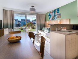 Camping Pas Cher vous présente avec son site Officiel campingpascher.fr, la Résidence Pierre & Vacances Le Domaine Du Bois De La Gree classé 3 étoiles, située sur la commune de Pornichet dans le département Loire-atlantique (Pays De La Loire) en France. La résidence Pierre & Vacances Le Domaine Du Bois De La Gree, vous présente un hébergement de type maison de 45 m² et télévision. La résidence Pierre & Vacances Le Domaine Du Bois De La Gree vous propose du mardi 03 novembre au mardi 10 novembre 2026 pour 7 nuits à 565€. Cette location propose 269 dates différentes pour réserver votre séjour. Découvrez également les 4 autres gammes d'hébergements de la résidence. Les Avis clients pour la Résidence Pierre & Vacances Le Domaine Du Bois De La Gree sont de 6 sur 10. Piscine couverte, Piscine extérieure, Aire de jeux enfants, Ping-pong, Pétanque, Terrain de basketball,... En savoir plus : cliquez-ICI.