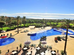 Camping Pas Cher vous présente avec son site Officiel campingpascher.fr, le Village vacances Village P & V Bonavista De Bonmont, situé sur la commune de Mont-roig Del Camp dans le département Tarragone (Catalogne) en Espagne. Le village vacances Village P & V Bonavista De Bonmont, vous présente un hébergement de type appartement. Le village vacances Village P & V Bonavista De Bonmont vous propose du mardi 09 juin au mardi 16 juin 2026 pour 7 nuits à 556€. Cette location propose 14 dates différentes pour réserver votre séjour. Découvrez également les 1 autres gammes d'hébergements du village vacances. Piscine extérieure, Club enfants, Aire de jeux enfants, Baby-foot, Golf, Ping-pong, Piscine, Pétanque, Terrain de basketball, Bar, Plats à emporter, Restaurant, Snack/Bar,... En savoir plus : cliquez-ICI.