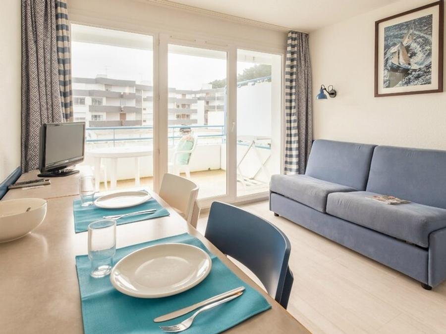 Camping Pas Cher vous présente avec son site Officiel campingpascher.fr, la Résidence Pierre & Vacances La Corniche De La Plage classé 3 étoiles, située sur la commune de Benodet dans le département Finistère (Bretagne) en France. La résidence Pierre & Vacances La Corniche De La Plage, vous présente un hébergement de type studio de 18 m² et télévision. La résidence Pierre & Vacances La Corniche De La Plage vous propose du sam. 14 novembre au sam. 21 novembre 2026 pour 7 nuits à 315€. Cette location propose 132 dates différentes pour réserver votre séjour. Découvrez également les 5 autres gammes d'hébergements de la résidence. Centre équestre, Randonnée, Voile, Restaurant, Supermarché, Épicerie,... En savoir plus : cliquez-ICI.
