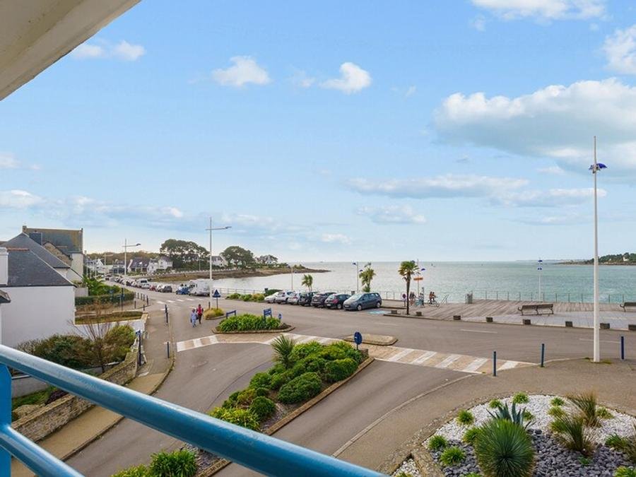 Camping Pas Cher vous présente avec son site Officiel campingpascher.fr, la Résidence Pierre & Vacances La Corniche De La Plage classé 3 étoiles, située sur la commune de Benodet dans le département Finistère (Bretagne) en France. La résidence Pierre & Vacances La Corniche De La Plage, vous présente un hébergement de type studio de 19 m² pour 1 personne et télévision. La résidence Pierre & Vacances La Corniche De La Plage vous propose du sam. 14 novembre au sam. 21 novembre 2026 pour 7 nuits à 406€. Cette location propose 175 dates différentes pour réserver votre séjour. Découvrez également les 5 autres gammes d'hébergements de la résidence. Centre équestre, Randonnée, Voile, Restaurant, Supermarché, Épicerie,... En savoir plus : cliquez-ICI.