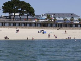 Camping Pas Cher vous présente avec son site Officiel campingpascher.fr, la Résidence Pierre & Vacances La Corniche De La Plage classé 3 étoiles, située sur la commune de Benodet dans le département Finistère (Bretagne) en France. La résidence Pierre & Vacances La Corniche De La Plage, vous présente un hébergement de type studio de 18 m² et télévision. La résidence Pierre & Vacances La Corniche De La Plage vous propose du sam. 14 novembre au sam. 21 novembre 2026 pour 7 nuits à 315€. Cette location propose 132 dates différentes pour réserver votre séjour. Découvrez également les 5 autres gammes d'hébergements de la résidence. Centre équestre, Randonnée, Voile, Restaurant, Supermarché, Épicerie,... En savoir plus : cliquez-ICI.