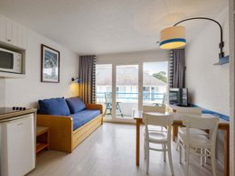 Camping Pas Cher vous présente avec son site Officiel campingpascher.fr, la Résidence Pierre & Vacances La Corniche De La Plage classé 3 étoiles, située sur la commune de Benodet dans le département Finistère (Bretagne) en France. La résidence Pierre & Vacances La Corniche De La Plage vous propose un hébergement de type studio de 19 m² pour 1 personne (télévision). Cet hébergement propose plus de 255 dates différentes pour réserver ! Pour dévouvrir la période la moins chère, consultez la rubrique 'Tarifs' et sélectionnez votre mois de départ. L'établissement vous propose 5 autres types d'hébergements. Découvrez tous nos séjours à petits prix dans la commune et aux alentours de Benodet du département : Finistère (Bretagne). Centre équestre, Randonnée, Voile, Restaurant, Supermarché, Épicerie,... En savoir plus : cliquez-ICI.