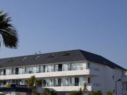 Camping Pas Cher vous présente avec son site Officiel campingpascher.fr, la Résidence Pierre & Vacances La Corniche De La Plage classé 3 étoiles, située sur la commune de Benodet dans le département Finistère (Bretagne) en France. La résidence Pierre & Vacances La Corniche De La Plage vous propose un hébergement de type studio de 19 m² pour 1 personne (télévision). Cet hébergement propose plus de 255 dates différentes pour réserver ! Pour dévouvrir la période la moins chère, consultez la rubrique 'Tarifs' et sélectionnez votre mois de départ. L'établissement vous propose 5 autres types d'hébergements. Découvrez tous nos séjours à petits prix dans la commune et aux alentours de Benodet du département : Finistère (Bretagne). Centre équestre, Randonnée, Voile, Restaurant, Supermarché, Épicerie,... En savoir plus : cliquez-ICI.