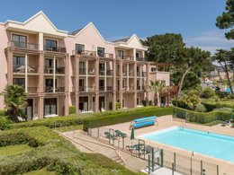 Camping Pas Cher vous présente avec son site Officiel campingpascher.fr, la Résidence Pierre & Vacances L'Archipel classé 3 étoiles, située sur la commune de Perros Guirec dans le département Côtes-d'armor (Bretagne) en France. La résidence Pierre & Vacances L'Archipel, vous présente un hébergement de type appartement de 51 m² pour 1 personne et télévision. La résidence Pierre & Vacances L'Archipel vous propose du sam. 13 décembre au sam. 20 décembre 2025 avec un DÉPART DEMAIN pour 7 nuits à 604€. Cette location propose 168 dates différentes pour réserver votre séjour. Découvrez également les 4 autres gammes d'hébergements de la résidence. Piscine extérieure, Plongée, Randonnée, Surf, Voile,... En savoir plus : cliquez-ICI.