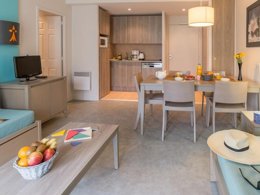 Camping Pas Cher vous présente avec son site Officiel campingpascher.fr, la Résidence Pierre & Vacances L'Archipel classé 3 étoiles, située sur la commune de Perros Guirec dans le département Côtes-d'armor (Bretagne) en France. La résidence Pierre & Vacances L'Archipel, vous présente un hébergement de type appartement de 51 m² pour 1 personne et télévision. La résidence Pierre & Vacances L'Archipel vous propose du sam. 13 décembre au sam. 20 décembre 2025 avec un DÉPART DEMAIN pour 7 nuits à 604€. Cette location propose 168 dates différentes pour réserver votre séjour. Découvrez également les 4 autres gammes d'hébergements de la résidence. Piscine extérieure, Plongée, Randonnée, Surf, Voile,... En savoir plus : cliquez-ICI.