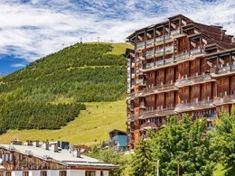 Camping Pas Cher vous présente avec son site Officiel campingpascher.fr, la Résidence Pierre & Vacances L'Ours Blanc classé 3 étoiles, située sur la commune de Huez dans le département Isère (Rhône Alpes) en France. La résidence Pierre & Vacances L'Ours Blanc, vous présente un hébergement de type appartement de 27 m² et télévision. La résidence Pierre & Vacances L'Ours Blanc vous propose du lundi 29 juin au lundi 06 juillet 2026 pour 7 nuits à 479€. Cette location propose 43 dates différentes pour réserver votre séjour. Découvrez également les 5 autres gammes d'hébergements de la résidence. Club enfants,... En savoir plus : cliquez-ICI.
