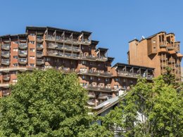 Camping Pas Cher vous présente avec son site Officiel campingpascher.fr, la Résidence Pierre & Vacances L'Ours Blanc classé 3 étoiles, située sur la commune de Huez dans le département Isère (Rhône Alpes) en France. La résidence Pierre & Vacances L'Ours Blanc, vous présente un hébergement de type studio pour 2 personnes et télévision. La résidence Pierre & Vacances L'Ours Blanc vous propose du dimanche 23 août au dimanche 30 août 2026 pour 7 nuits à 476€. Cette location propose 32 dates différentes pour réserver votre séjour. Découvrez également les 5 autres gammes d'hébergements de la résidence. Club enfants,... En savoir plus : cliquez-ICI.