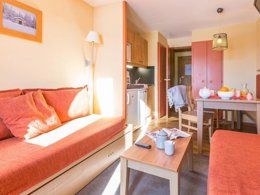 Camping Pas Cher vous présente avec son site Officiel campingpascher.fr, la Résidence Pierre & Vacances L'Ours Blanc classé 3 étoiles, située sur la commune de Huez dans le département Isère (Rhône Alpes) en France. La résidence Pierre & Vacances L'Ours Blanc, vous présente un hébergement de type appartement de 40 m² pour 2 personnes et télévision. La résidence Pierre & Vacances L'Ours Blanc vous propose du dimanche 23 août au dimanche 30 août 2026 pour 7 nuits à 756€. Cette location propose 32 dates différentes pour réserver votre séjour. Découvrez également les 5 autres gammes d'hébergements de la résidence. Club enfants,... En savoir plus : cliquez-ICI.