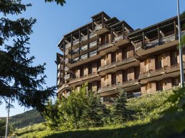 Camping Pas Cher vous présente avec son site Officiel campingpascher.fr, la Résidence Pierre & Vacances L'Ours Blanc classé 3 étoiles, située sur la commune de Huez dans le département Isère (Rhône Alpes) en France. La résidence Pierre & Vacances L'Ours Blanc, vous présente un hébergement de type appartement de 27 m² et télévision. La résidence Pierre & Vacances L'Ours Blanc vous propose du dimanche 23 août au dimanche 30 août 2026 pour 7 nuits à 581€. Cette location propose 33 dates différentes pour réserver votre séjour. Découvrez également les 5 autres gammes d'hébergements de la résidence. Club enfants,... En savoir plus : cliquez-ICI.